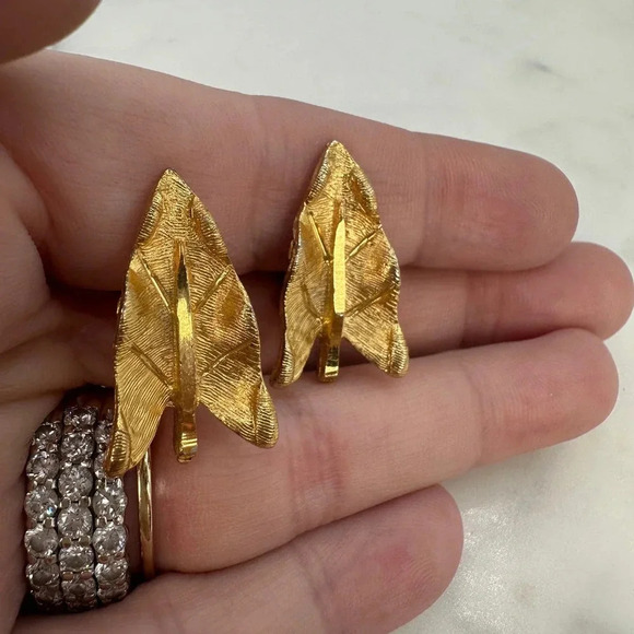 Vintage BSK Leaf Clip Back Earrings Signed Diamond Cut  Gold-tone Estate - Picture 1 of 8